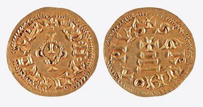 Moneda visigoda acuñada durante el reinado de Witiza (700-710).