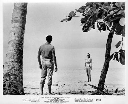 La explosiva Ursula Andress saliendo del agua para enfrentarse a Sean Connery, agente James Bond