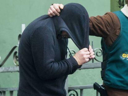 El presunto asesino de Diana Quer, Enrique Abuín Gey, a la salida de su vivienda tras un registro.