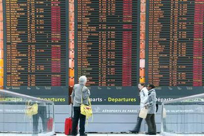 Un viajero contempla un panel que anuncia la cancelación de numerosos vuelos en el aeropuerto Roissy Charles de Gaulle, cerca de París.