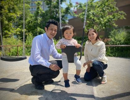 Anna Kurokawa, junto con su marido y la hija de ambos, Ari, en Tokio.