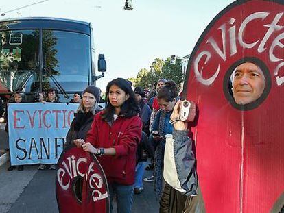 Un grupo de protesta, ante uno de los autobuses de Google que utilizan gratuitamente las paradas municipales de San Francisco.