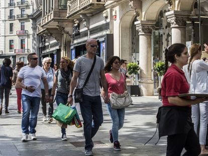 Botigues obertes al passeig de Gràcia.