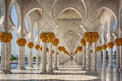 Interior de la gran mezquita del jeque Zayed, en Abu Dabi.