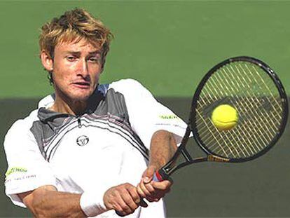 Juan Carlos Ferrero, en una devolución, ayer, frente a Cristof Vliegen.