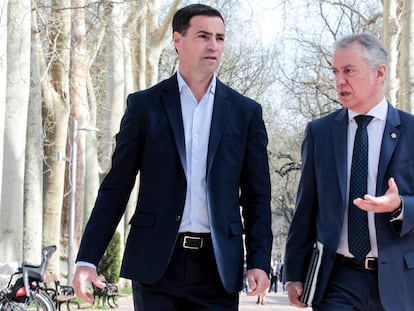 Imanol Pradales y el lehendakari Iñigo Urkullu pasean por Vitoria durante la campaña electoral.