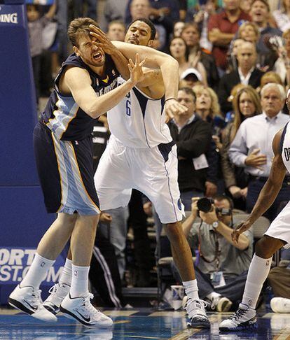 Marc Gasol lucha por un balón durante el encuentro ante los Mavericks