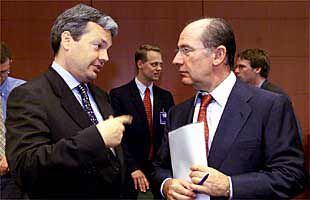 Didier Reynders (a la izquierda) conversa con Rodrigo Rato en la reunión del Ecofin de ayer.