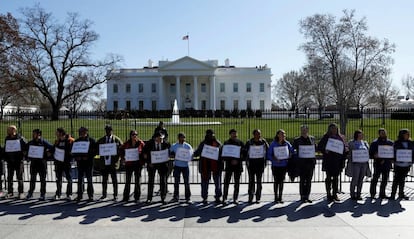 Protesta contra las medidas de Donald Trump ante la Casa Blanca este jueves.