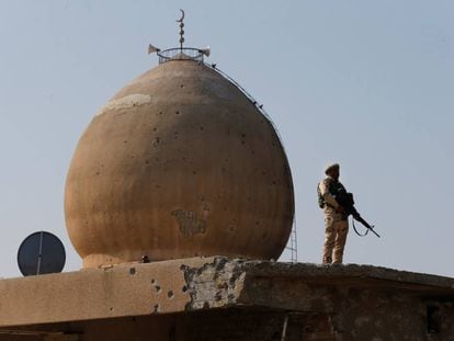 Un miembro de las fuerzas iraqu&iacute;es, durante el rezo en una mezquita de Mosul, este viernes