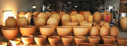 Tinajas para vino de Moreno León en Torrejoncillo (Cáceres).