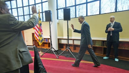 Obama anda sin zapatos en la mezquita de Baltimore