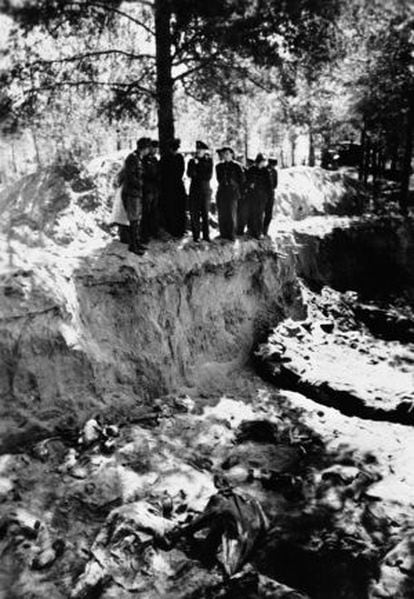 Una de las fosas halladas en el bosque de Katyn, en una imagen de 1952.