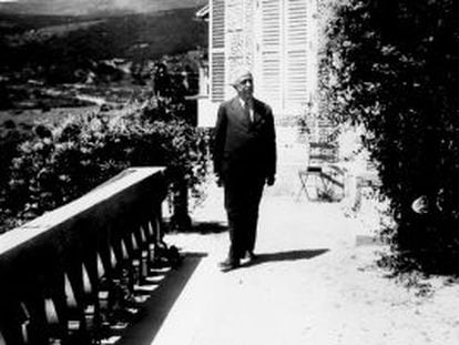 Niceto Alcal&aacute;-Zamora pasea en 1931 por la terraza de la residencia de Miraflores, donde veraneaba como presidente de la Rep&uacute;blica.