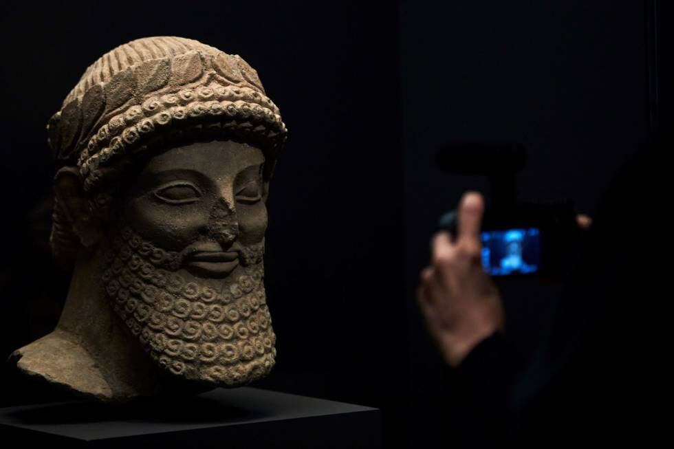 Estatua de un fiel de Apolo de un santuario de Chipre, en al exposición de CaixaForum sobre el lujo.
