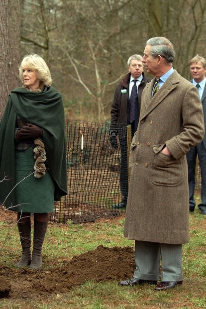 No es la primera colaboración con la moda del príncipe Carlos. A sus 71 años recientemente llegó a un acuerdo con la marca de moda sostenible Vin+Omi para convertirse en su proveedor de ortigas recogidas en su finca Highgrove.