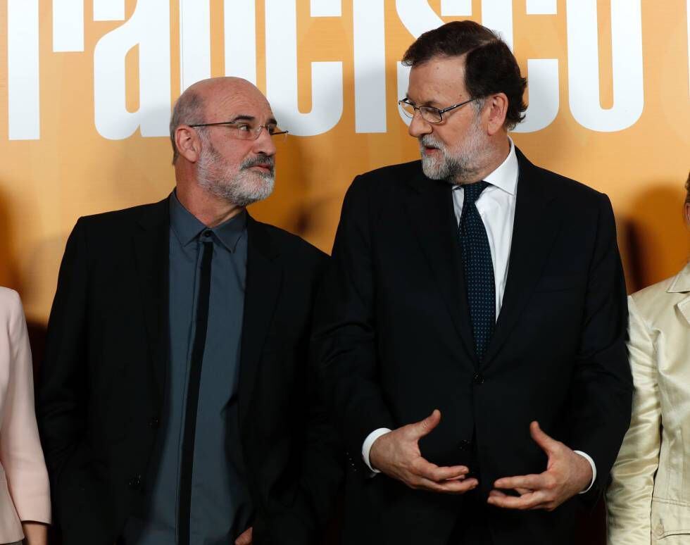 El expresidente del Gobierno, Mariano Rajoy, y Fernando Aramburu, en la entrega al escritor del premio Francisco Umbral 2017.  