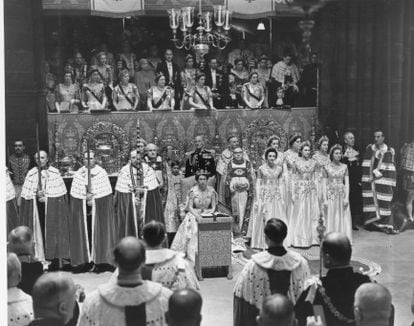 La reina Isabel II, sus doncellas de honor, y varios dignatarios, a la espera de que comience la ceremonia de Coronación. 