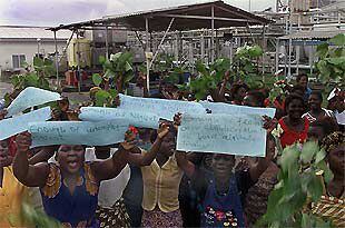 Mujeres nigerianas protestan el pasado día 17 ante instalaciones de Chevron.