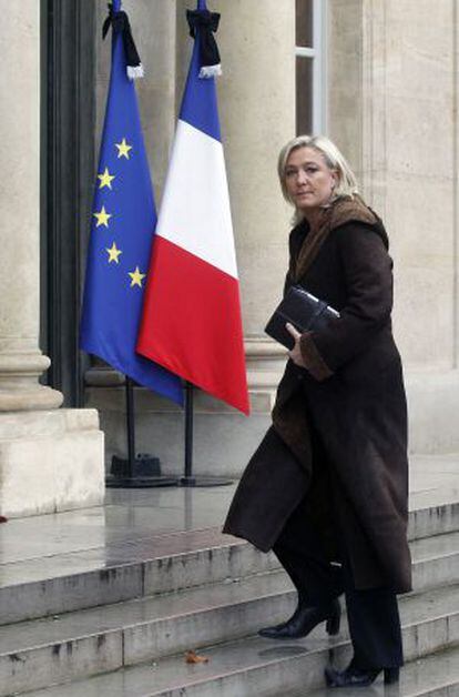 La líder del Frente Nacional, Marine Le Pen, llega este viernes al Elíseo para reunirse con el presidente francés, François Hollande.
