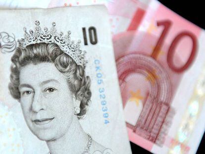 Un billete de diez libras esterlinas y otro de diez euros
