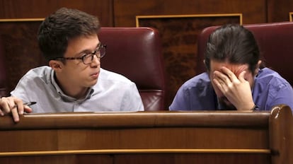 El líder de Podemos, Pablo Iglesias e Íñigo Errejón, en el Congreso de los Diputados