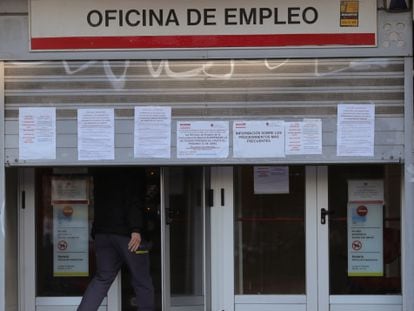 Un hombre entra en una oficina de empleo en Madrid.