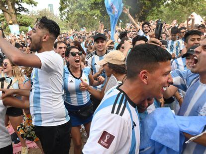 Miles de argentinos se celebran la victoria de la selección nacional ante Países Bajos en una plaza de Buenos Aires.