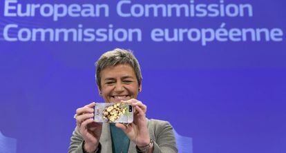 La nueva comisaria europea de Competencia toma una foto con su m&oacute;vil minutos antes de la rueda de prensa.