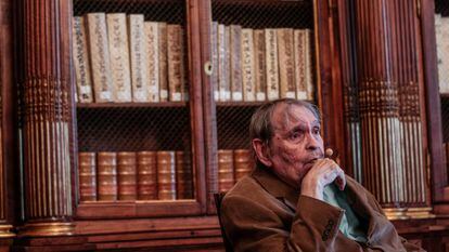 El escritor venezolano Rafael Cadenas, Premio Cervantes 2022, en la Biblioteca Nacional, este jueves.