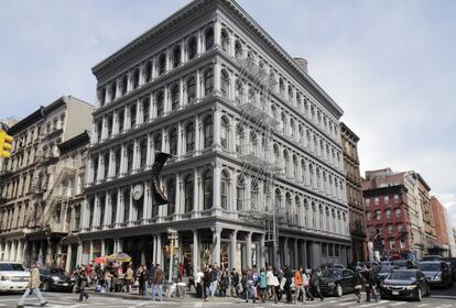 Pontegadea se hizo con el emblemático edificio Haugwout en Nueva York en 2015 por 145 millones de dólares (133 millones de euros al cambio de entonces). Dicho inmueble, en el 490 de la calle Broadway, en el Soho neoyorkino, data del siglo XIX, cuenta con un total de cinco pisos y fue el primero en disponer de ascensor en Manhattan. Inspirado en los edificios de Venecia, perteneció al emporio The Haughwout, el más famoso en el mundo en la fabricación de cristales, porcelanas y espejos.