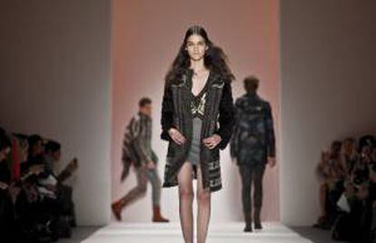 Una modelo presenta una creacion del disenador Espaniol Custo Barcelona durante la Mercedes Benz Fashion Week fall 2013, este 10 de febrero 2013 en Nueva York (EE.UU.).