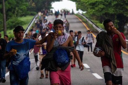 Migrantes caminan en caravana para cruzar el país y llegar a la frontera con EEUU, en Villa Comaltitlán, México, el 9 de junio de 2022.
