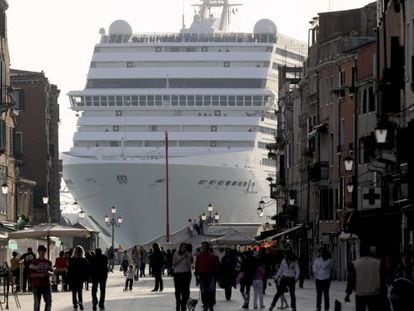 Un crucero de la compa&ntilde;&iacute;a MSC llega a Venecia.