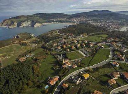 Zona del municipio vizcaíno de Barrika en la que el Tribunal Superior vasco ha anulado la recalificación de un terreno en el que ya se habían construido 14 chalés.