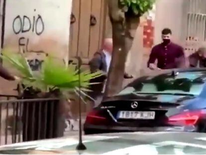 Captura del vídeo de la agresión policial a dos vecinos de Linares.