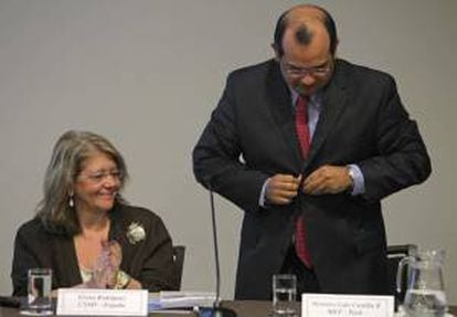 La presidenta de la Comisión Nacional del Mercado de Valores de España, Elvira Rodríguez, y el ministro peruano de Economía, Luis Miguel Castilla, participan este jueves 11 de abril de 2013, durante el Foro de Protección y Educación al Inversionista en Lima (Perú).