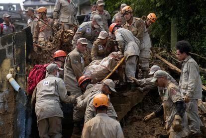 Rescatistas retiran el cuerpo de una víctima del deslizamiento de lodo en Petrópolis, Brasil.
