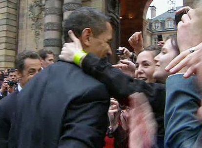 Obama, ante la joven que reclamaba un beso.