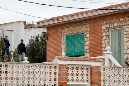Miembros de la Guardia Civil trabajan en el lugar donde se han hallado los cuerpos de tres hermanos con signos de violencia este jueves, en Morata de Tajuña (Comunidad de Madrid). 
