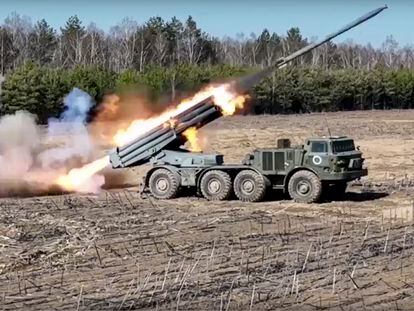 Un sistema de cohetes de lanzamiento múltiple del ejército ruso, el viernes, en una zona indeterminada de Ucrania.