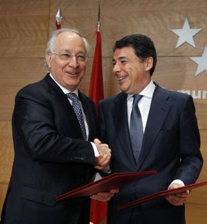 Ignacio González y Juan María Nin Génova, durante la firma del convenio.