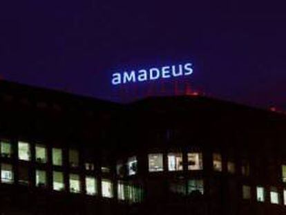Logo de Amadeus en sus oficinas de Madrid.