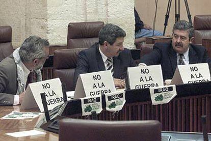 Diputados de IU en el Parlamento andaluz muestran carteles contra la guerra en Irak.