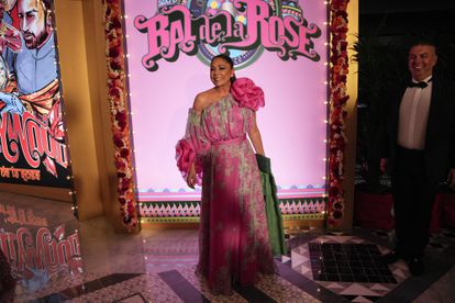 Isabel Pantoja, representante española en este baile de la Rosa, posa en el 'photocall". La cantante viste un 'look' muy primaveral y de color rosa, obra de la diseñadora valenciana Isabel Sanchís. 
