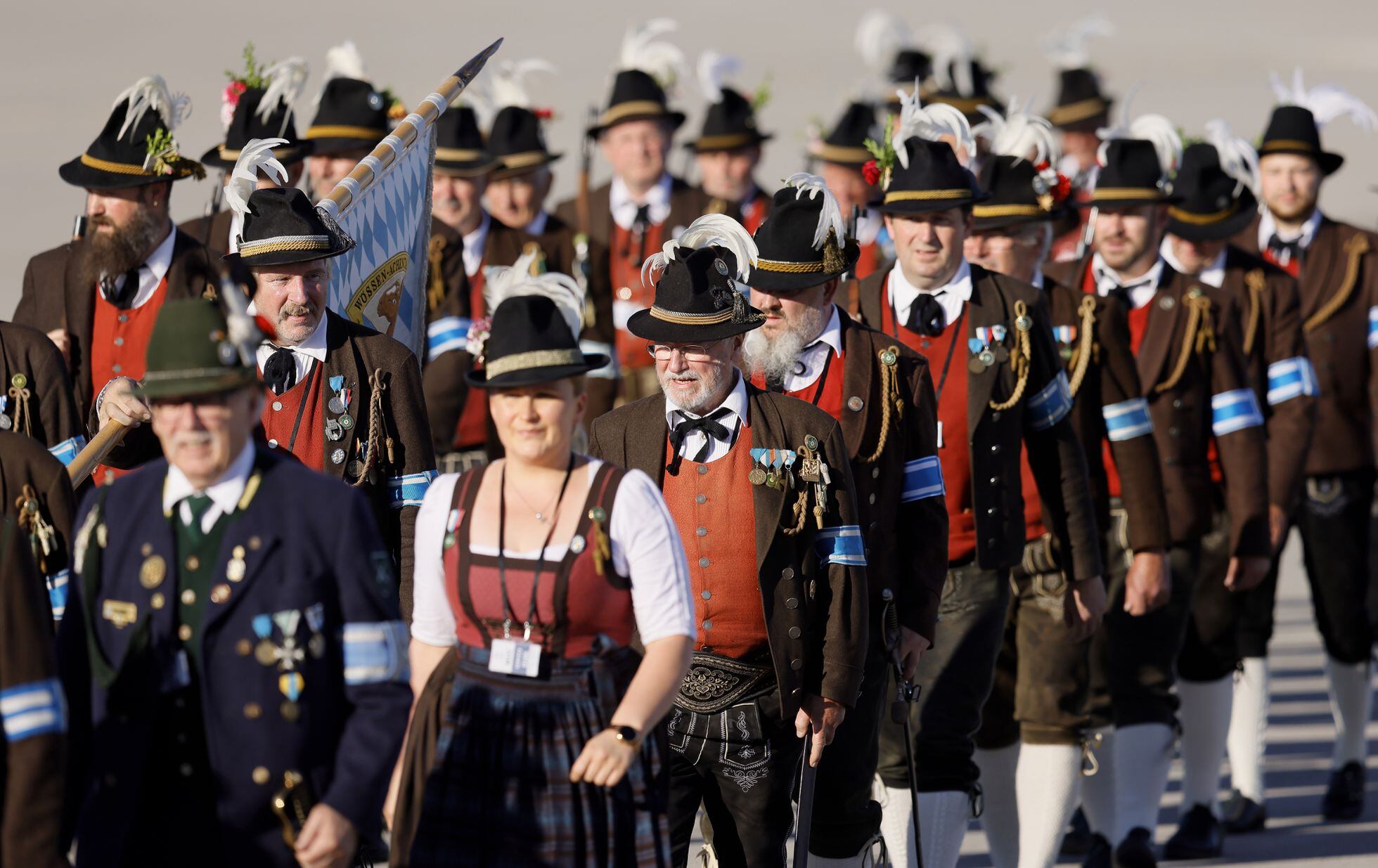 Comité de bienvenida, ataviado con trajes típicos de Baviera, de los líderes del G-7 en el aeropuerto de Múnich el sábado. 
