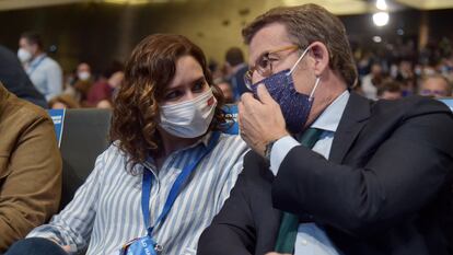 Isabel Diaz Ayuso habla con Alberto Núñez Feijóo durante el congreso del PP.