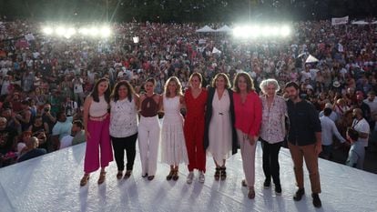 De izquierda a derecha, Ione Belarra, Carolina Elías, Sira Rego, Yolanda Díaz, Monica García, Ada Colau, Carla Antonelli, María Paredes y Pablo Bustinduy, en el cierre de campaña de las generales.