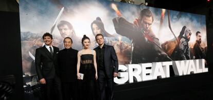 Pedro Pascal, Zhang Yimou (director), Tian Jing y Matt Damon, en la presentación de 'La Gran Muralla' en Los Ángeles, el día 15.