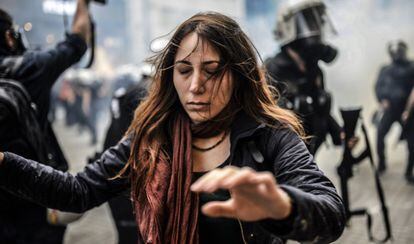 Una manifestante en Estambul escapa de los gases lacrimógenos.